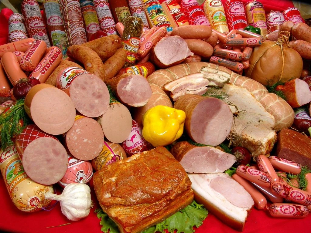 Експерти розкрили склад дешевої ковбаси: скільки там м’яса