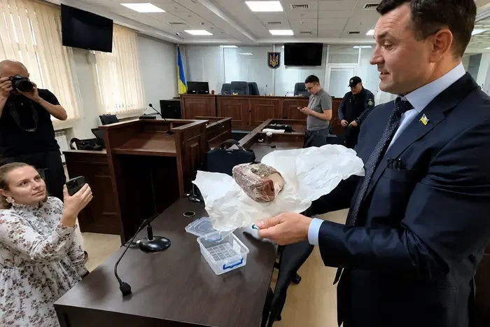 Грошей «нема», але сало є: Тищенко влаштував дивний перформанс у ВАКС